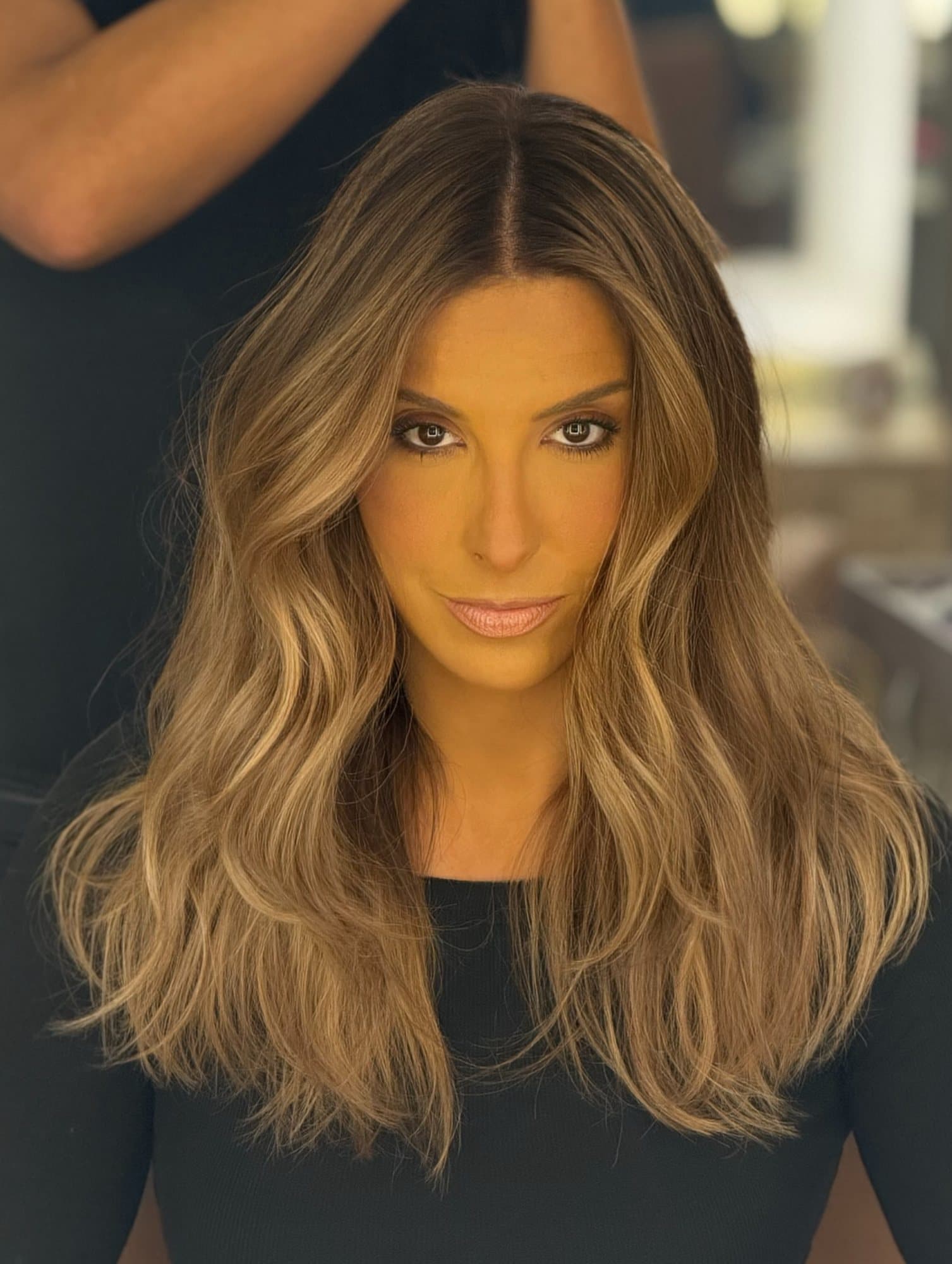 Cabelo loiro escuro com ondas, finalizado no salão